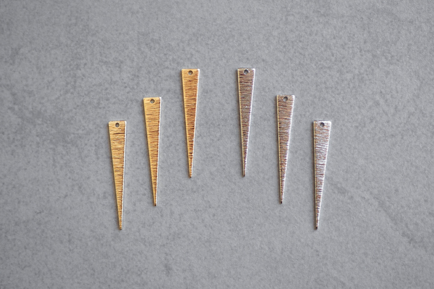 10 dreieckige Anhänger aus gebürstetem Messing, echt vergoldet o. platiniert, Gold Silber, geometrisch langes Dreieck, Schmuckzubehör