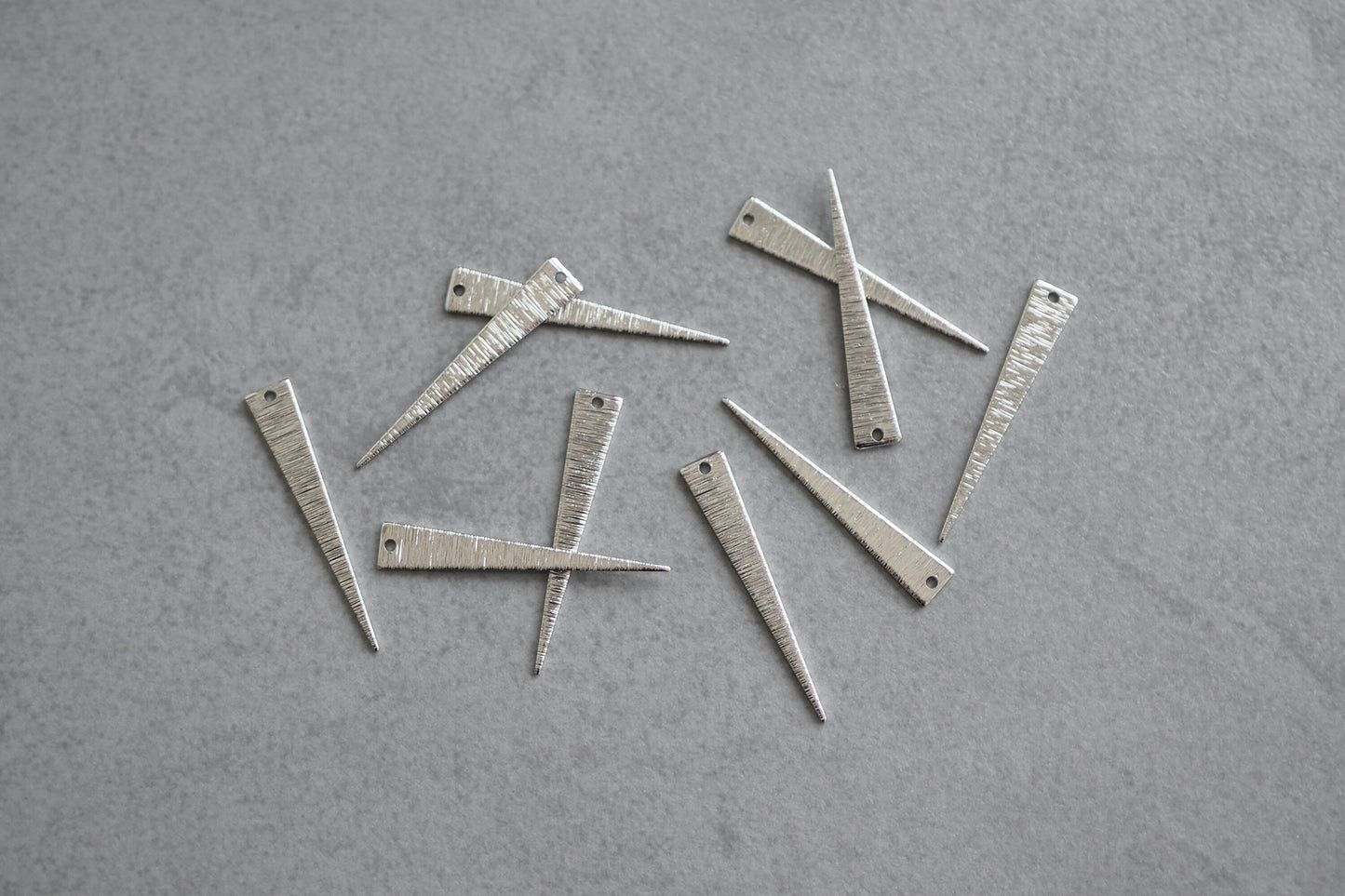 10 dreieckige Anhänger aus gebürstetem Messing, echt vergoldet o. platiniert, Gold Silber, geometrisch langes Dreieck, Schmuckzubehör