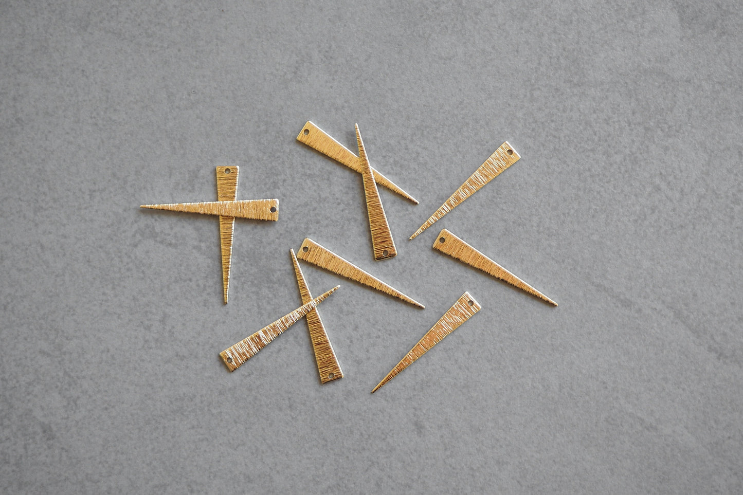 10 dreieckige Anhänger aus gebürstetem Messing, echt vergoldet o. platiniert, Gold Silber, geometrisch langes Dreieck, Schmuckzubehör