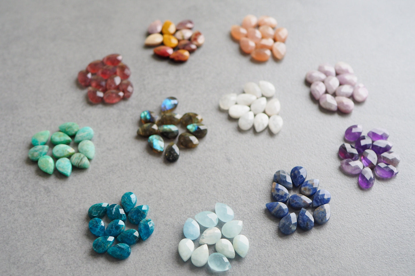 10x Edelstein Tropfen 12x8mm facettierte Perlen mit Querbohrung, Mondstein Labradorith Apatit Amazonit Aquamarin Sodalit Amethyst Mookait