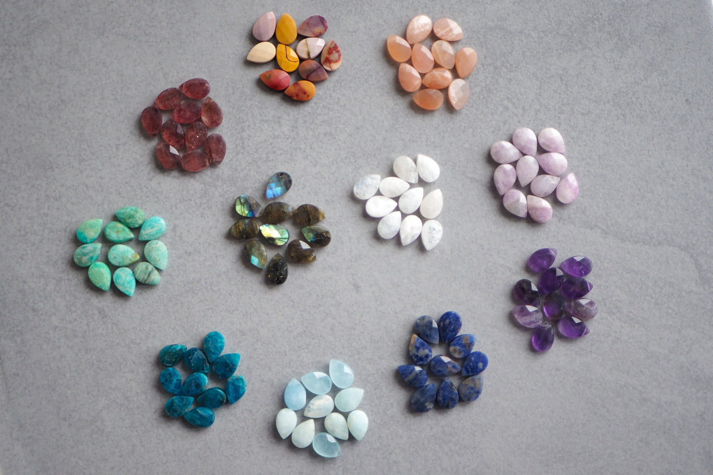 10x Edelstein Tropfen 12x8mm facettierte Perlen mit Querbohrung, Mondstein Labradorith Apatit Amazonit Aquamarin Sodalit Amethyst Mookait