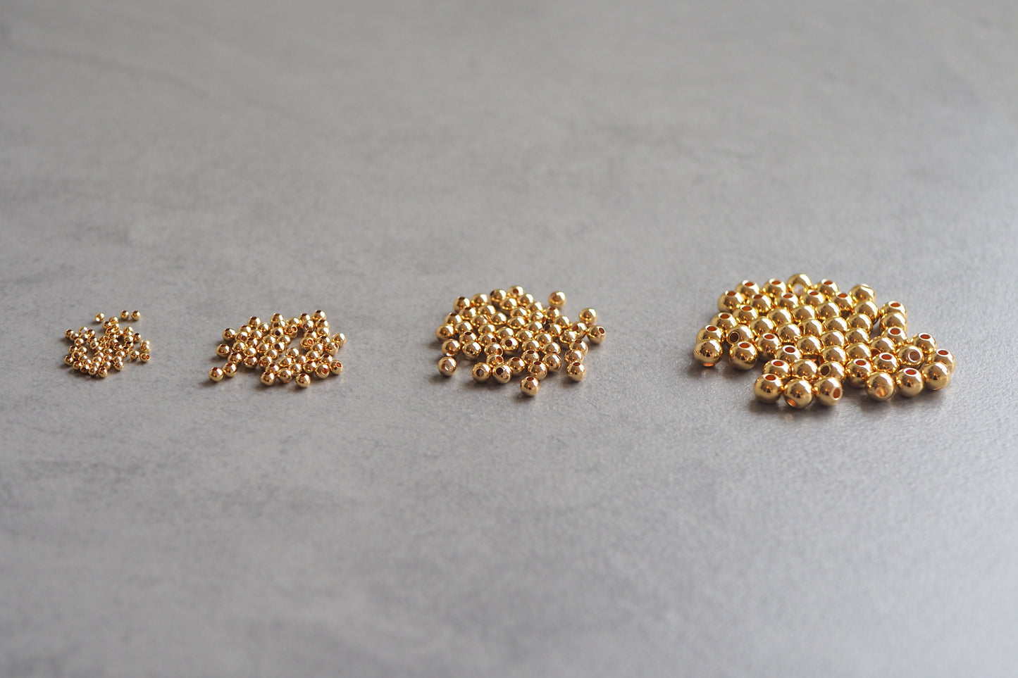 50 Stk. runde Perlen aus Messing, 18 Karat echt vergoldet, 2/3/4/5mm, Spacer Perle Metallperle Kugel Zwischenperle Gold Schmuckzubehör