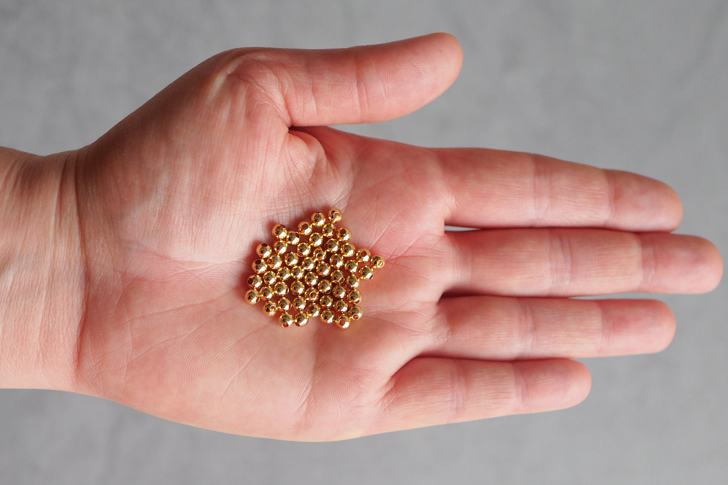 50 Stk. runde Perlen aus Messing, 18 Karat echt vergoldet, 2/3/4/5mm, Spacer Perle Metallperle Kugel Zwischenperle Gold Schmuckzubehör