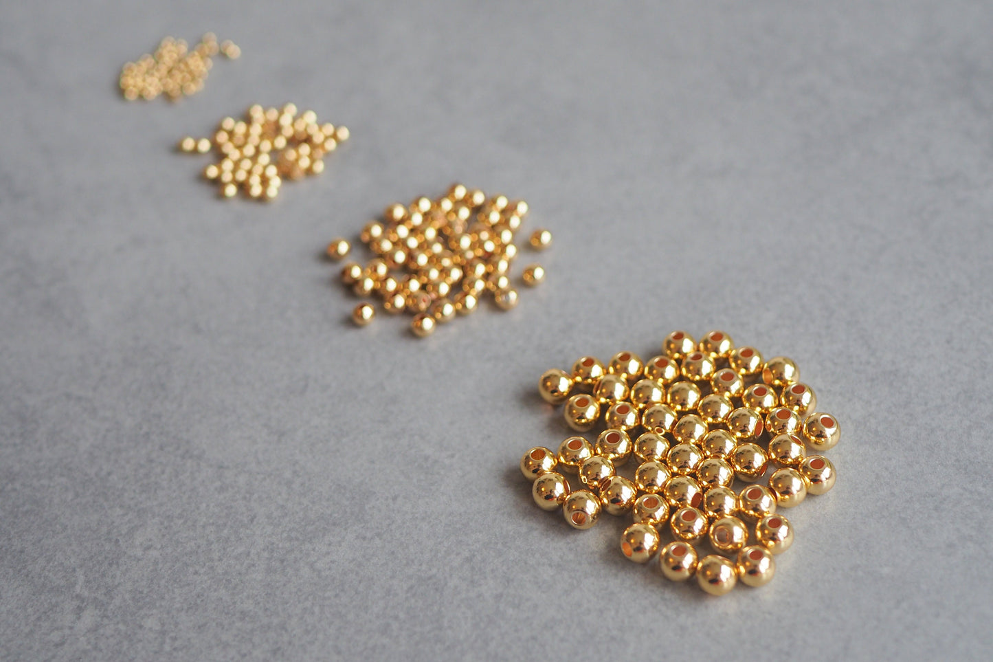 50 Stk. runde Perlen aus Messing, 18 Karat echt vergoldet, 2/3/4/5mm, Spacer Perle Metallperle Kugel Zwischenperle Gold Schmuckzubehör