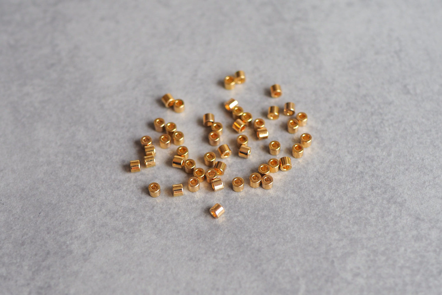 50 Stk. Perlen aus Messing 18 Karat echt vergoldet 2,5mm, Zwischenperle Gold Schmuckzubehör, Spacer Perle Metallperle Rohr Walze Säule