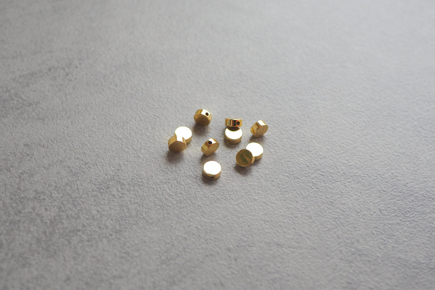 10 Stk. Perlen aus Messing, 18 Karat echt vergoldet, 4/6/8mm, Spacer Perle Metallperle Scheibe Rondell Zwischenperle Gold Schmuckzubehör