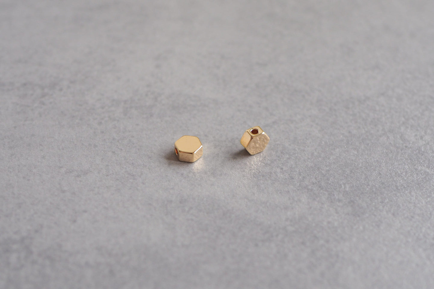 10 Stk. sechseckige Perlen aus Messing, 18 Karat echt vergoldet, 7mm, Spacer Perle Metallperle Sechseck Zwischenperle Gold Schmuckzubehör