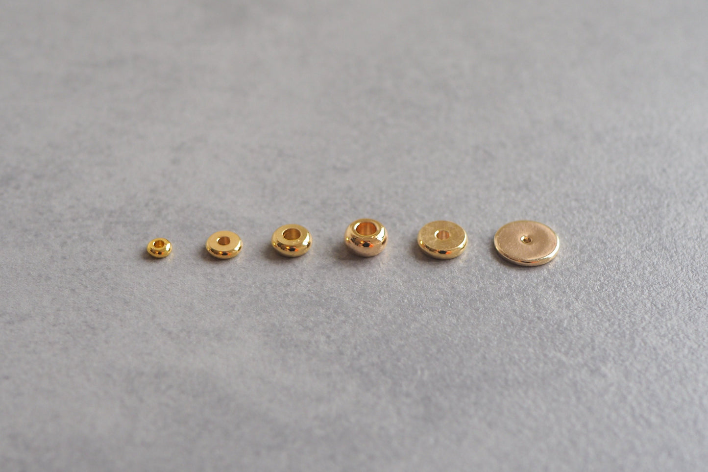 10 Stk. Perlen aus Messing 18 Karat echt vergoldet, Spacer Perle Metallperle, Donut Scheibe Rondell Zwischenperle Gold Schmuckzubehör