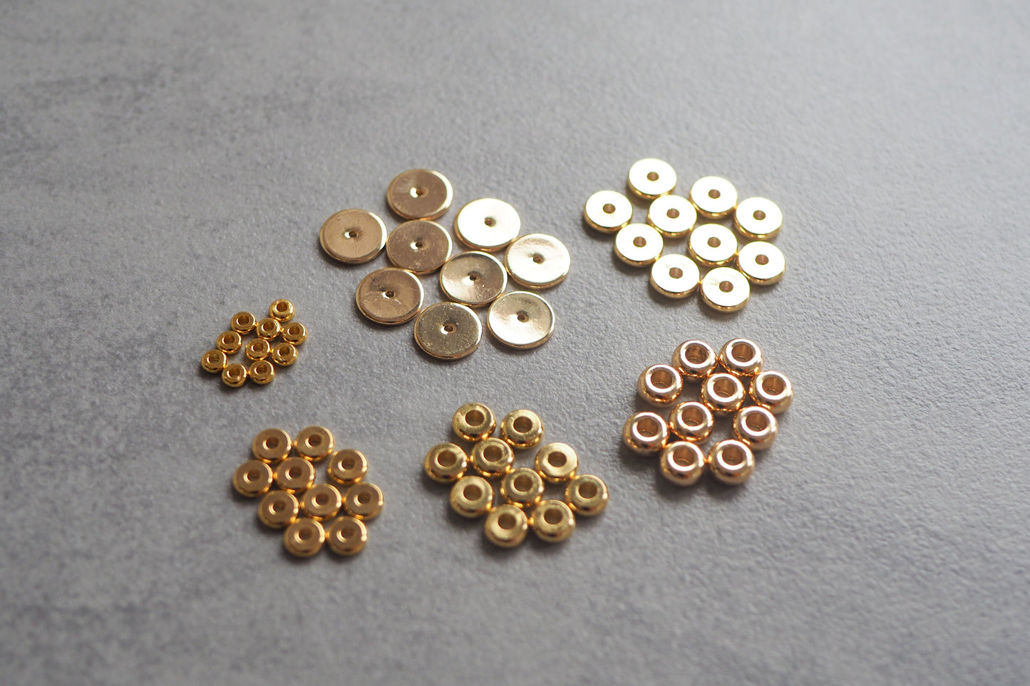 10 Stk. Perlen aus Messing 18 Karat echt vergoldet, Spacer Perle Metallperle, Donut Scheibe Rondell Zwischenperle Gold Schmuckzubehör