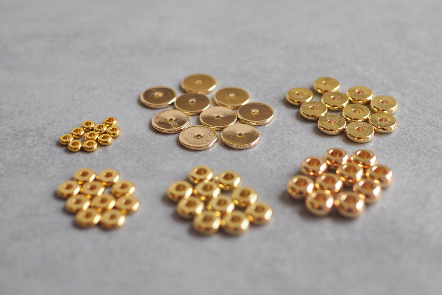 10 Stk. Perlen aus Messing 18 Karat echt vergoldet, Spacer Perle Metallperle, Donut Scheibe Rondell Zwischenperle Gold Schmuckzubehör