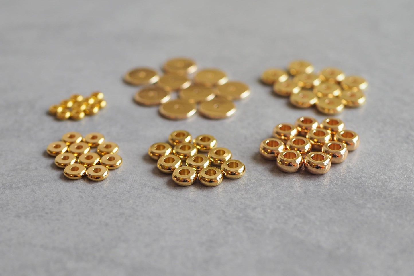 10 Stk. Perlen aus Messing 18 Karat echt vergoldet, Spacer Perle Metallperle, Donut Scheibe Rondell Zwischenperle Gold Schmuckzubehör