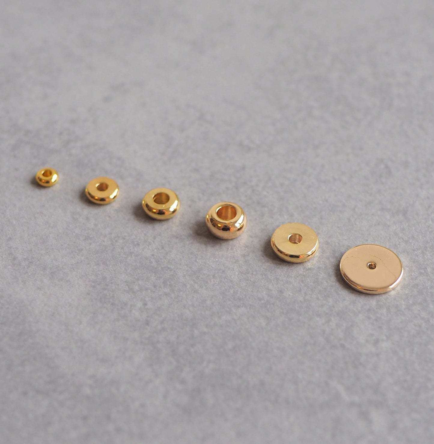 10 Stk. Perlen aus Messing 18 Karat echt vergoldet, Spacer Perle Metallperle, Donut Scheibe Rondell Zwischenperle Gold Schmuckzubehör