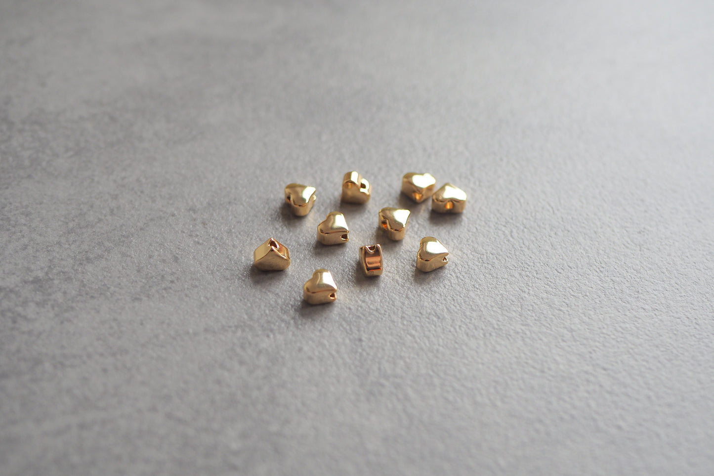 10 Stk. Herz Perlen aus Messing, 18 Karat echt vergoldet, 5mm x 6mm, Spacer Perle Metallperle herzförmig Zwischenperle Gold Schmuckzubehör
