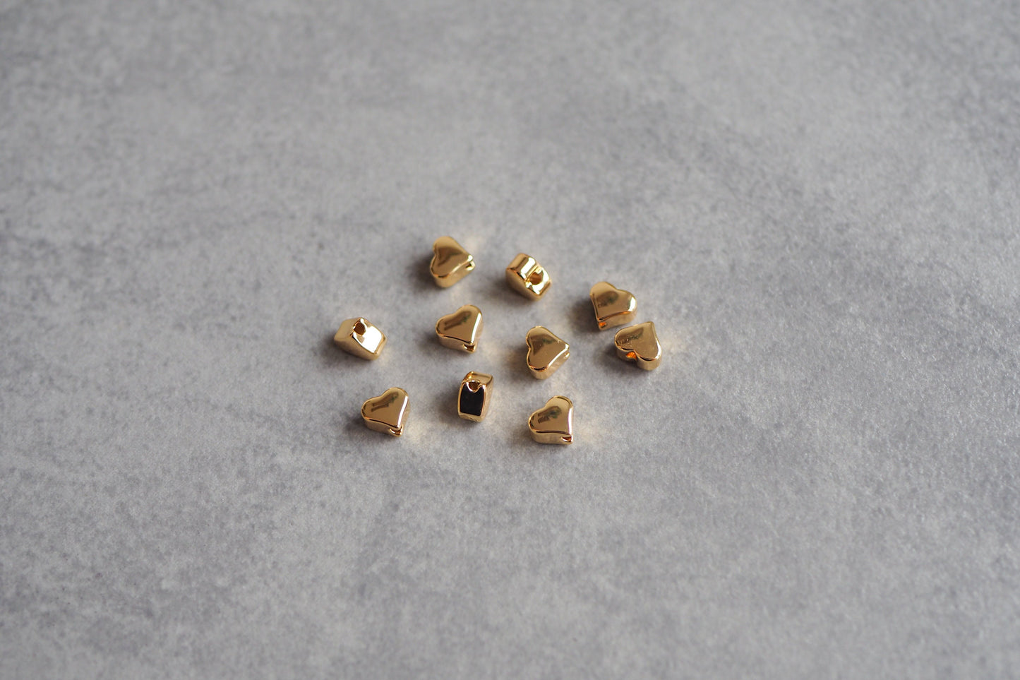10 Stk. Herz Perlen aus Messing, 18 Karat echt vergoldet, 5mm x 6mm, Spacer Perle Metallperle herzförmig Zwischenperle Gold Schmuckzubehör