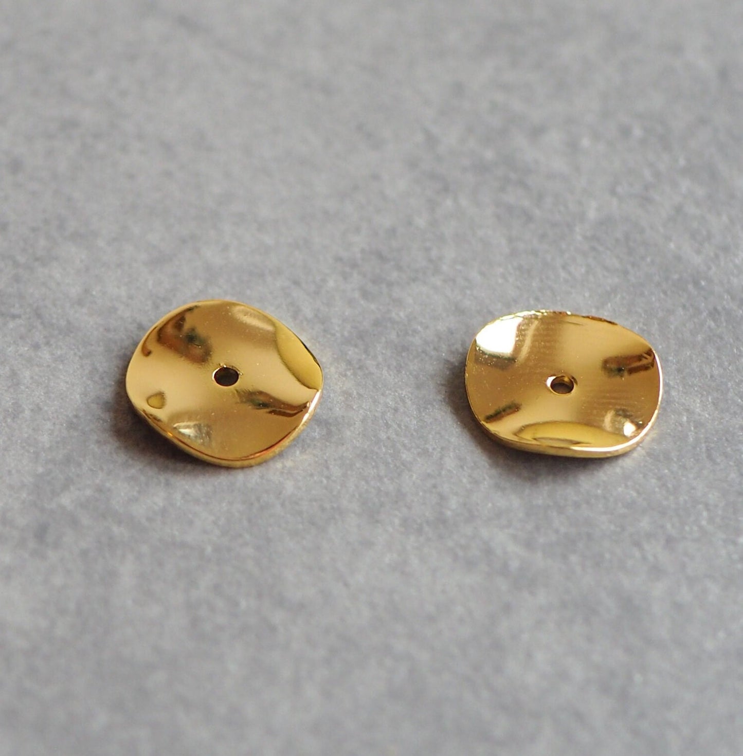 10 Stk. Perlen aus Messing 18 Karat vergoldet, gewellte Spacer Perle Metallperle, Donut Scheibe Rondell Zwischenperle Gold Schmuckzubehör