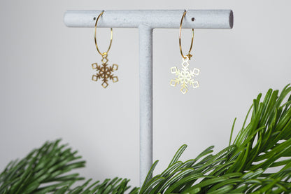 Vergoldete Creolen mit Schneeflocken Anhänger, Winterlicher weihnachtlicher Schmuck, Gold