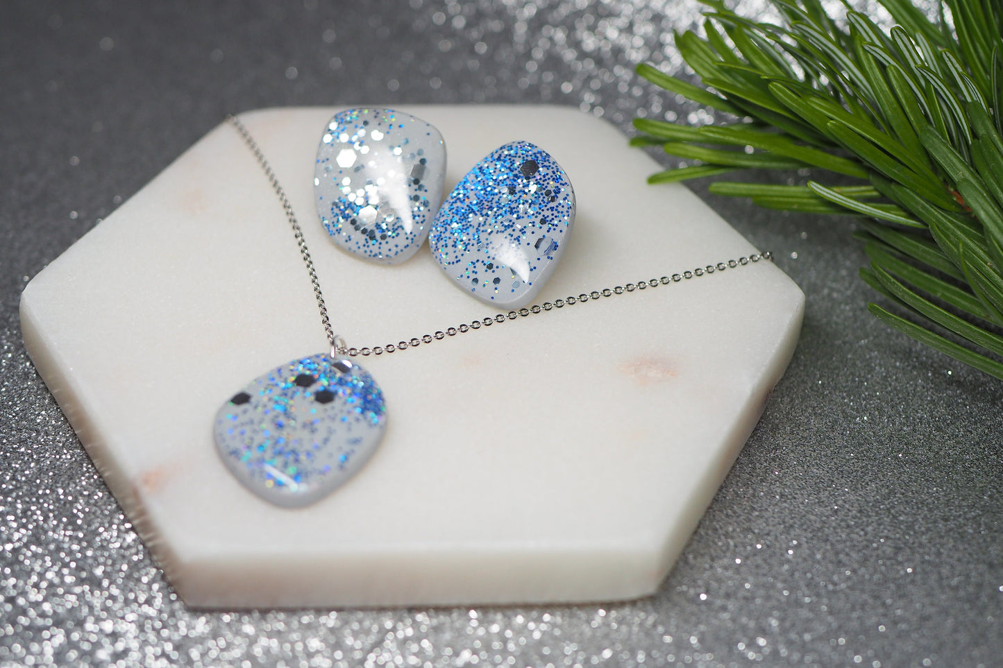 Handgemachtes Schmuckset für den Winter und Weihnachten aus Polymerton, Silber Grau Blau Glitzer, Ohrstecker und Kette mit Anhänger