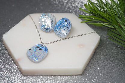 Handgemachtes Schmuckset für den Winter und Weihnachten aus Polymerton, Silber Grau Blau Glitzer, Ohrstecker und Kette mit Anhänger