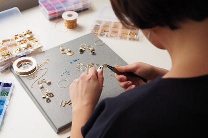 Vergoldete Creolen mit Schneeflocken Anhänger, Winterlicher weihnachtlicher Schmuck, Gold