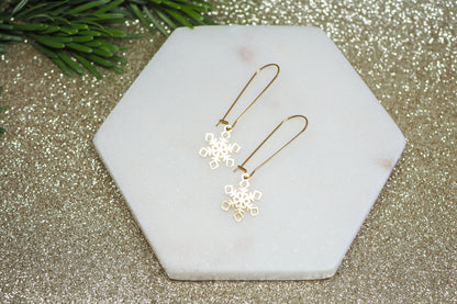Vergoldete Creolen mit Schneeflocken Anhänger, Winterlicher weihnachtlicher Schmuck, Gold