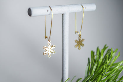 Vergoldete Creolen mit Schneeflocken Anhänger, Winterlicher weihnachtlicher Schmuck, Gold