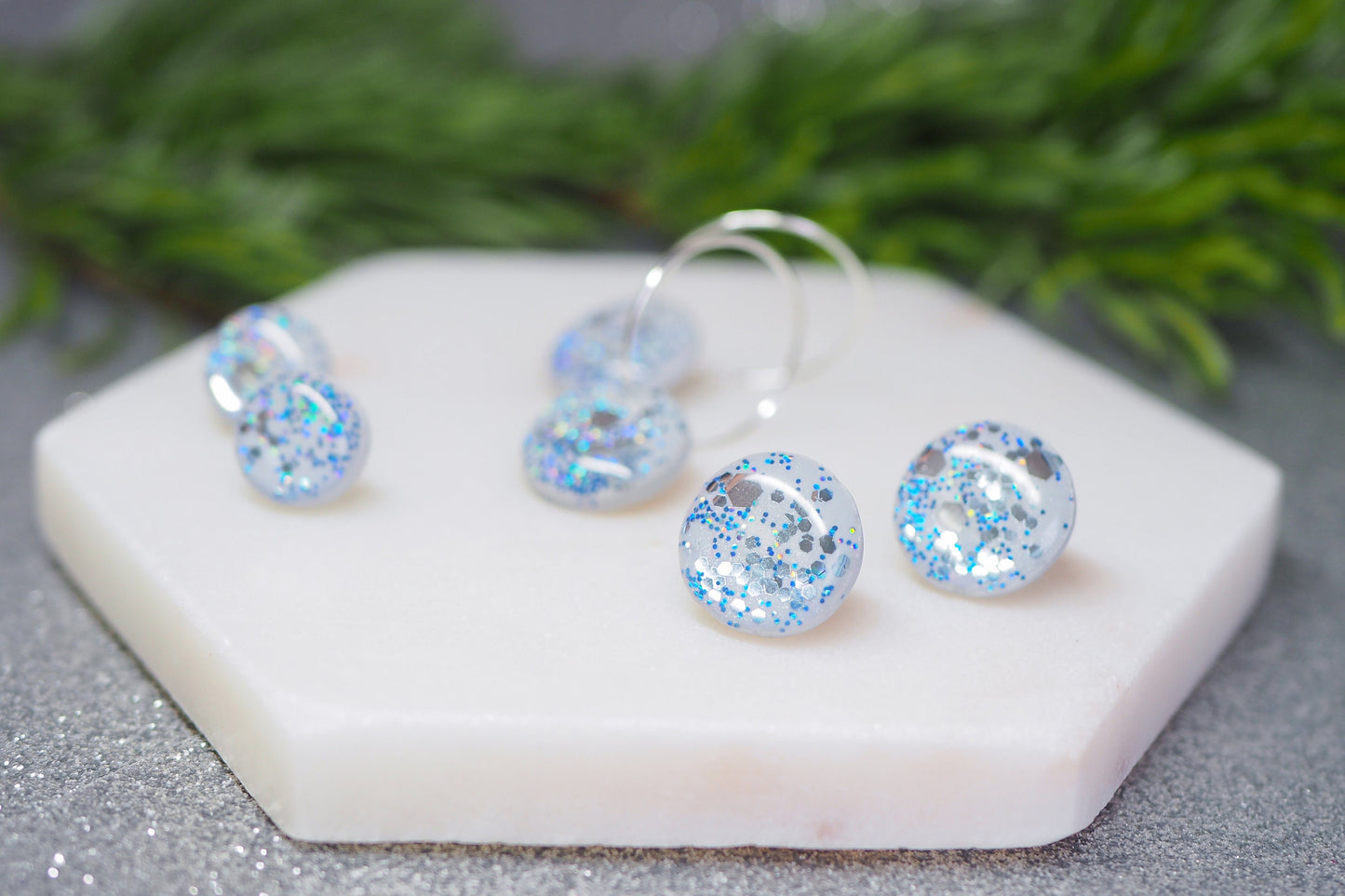 Handgemachtes Schmuckset für den Winter und Weihnachten aus Polymerton, Silber Grau Blau Glitzer, Ohrstecker und Kette mit Anhänger