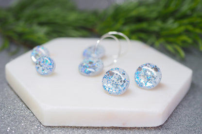 Handgemachtes Schmuckset für den Winter und Weihnachten aus Polymerton, Silber Grau Blau Glitzer, Ohrstecker und Kette mit Anhänger