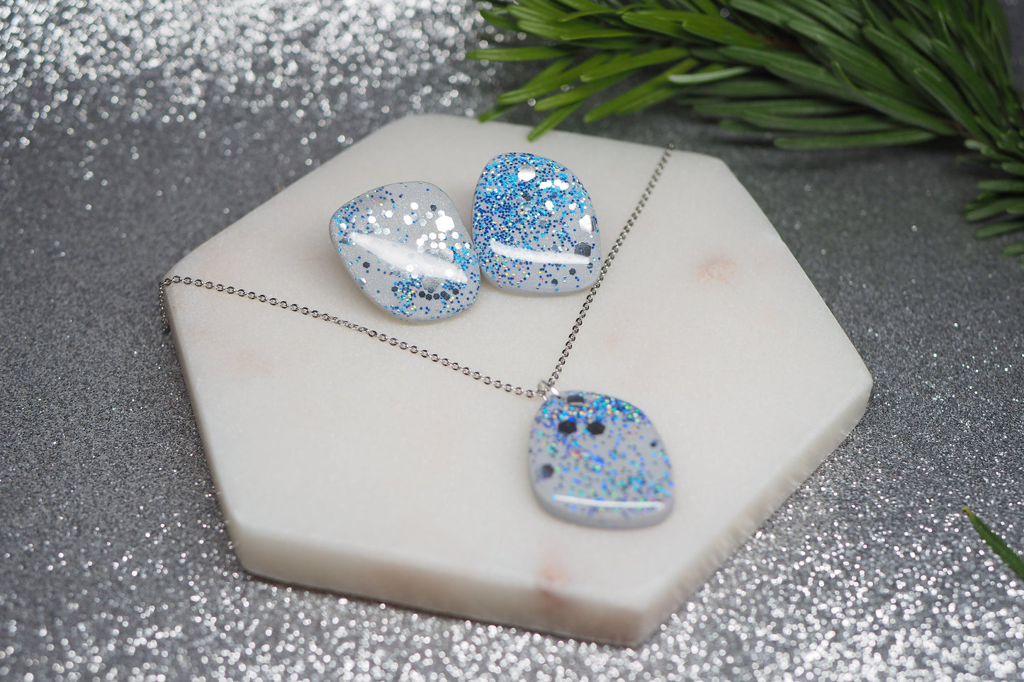 Handgemachtes Schmuckset für den Winter und Weihnachten aus Polymerton, Silber Grau Blau Glitzer, Ohrstecker und Kette mit Anhänger