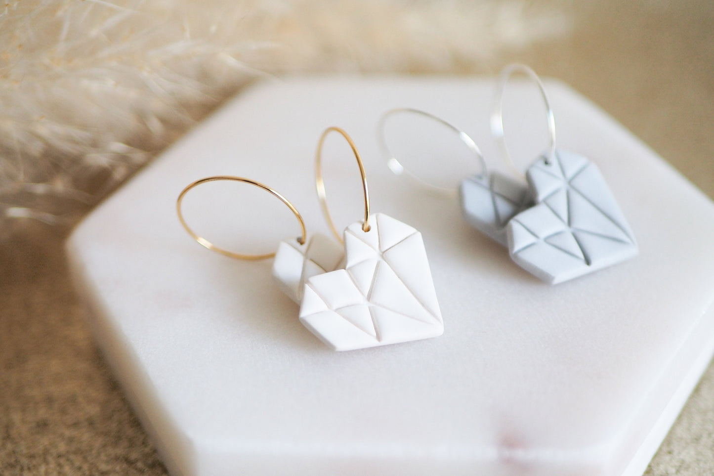 Vergoldete / Versilberte Creolen mit handgemachten Anhängern in Herz Form aus Polymerton, minimalistische Fimo Ohrringe in Origami Stil