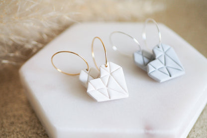 Vergoldete / Versilberte Creolen mit handgemachten Anhängern in Herz Form aus Polymerton, minimalistische Fimo Ohrringe in Origami Stil