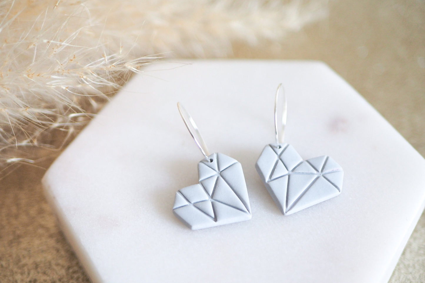 Vergoldete / Versilberte Creolen mit handgemachten Anhängern in Herz Form aus Polymerton, minimalistische Fimo Ohrringe in Origami Stil