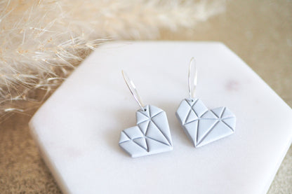 Vergoldete / Versilberte Creolen mit handgemachten Anhängern in Herz Form aus Polymerton, minimalistische Fimo Ohrringe in Origami Stil