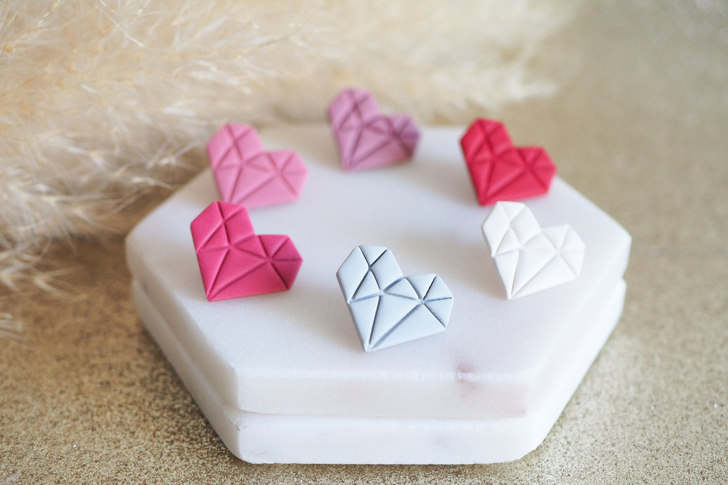 Vergoldete / Versilberte Creolen mit handgemachten Anhängern in Herz Form aus Polymerton, minimalistische Fimo Ohrringe in Origami Stil