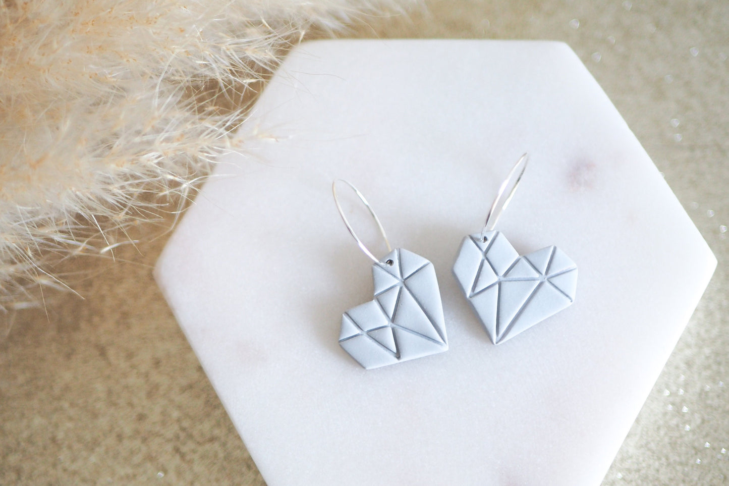 Vergoldete / Versilberte Creolen mit handgemachten Anhängern in Herz Form aus Polymerton, minimalistische Fimo Ohrringe in Origami Stil
