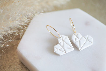 Vergoldete / Versilberte Creolen mit handgemachten Anhängern in Herz Form aus Polymerton, minimalistische Fimo Ohrringe in Origami Stil