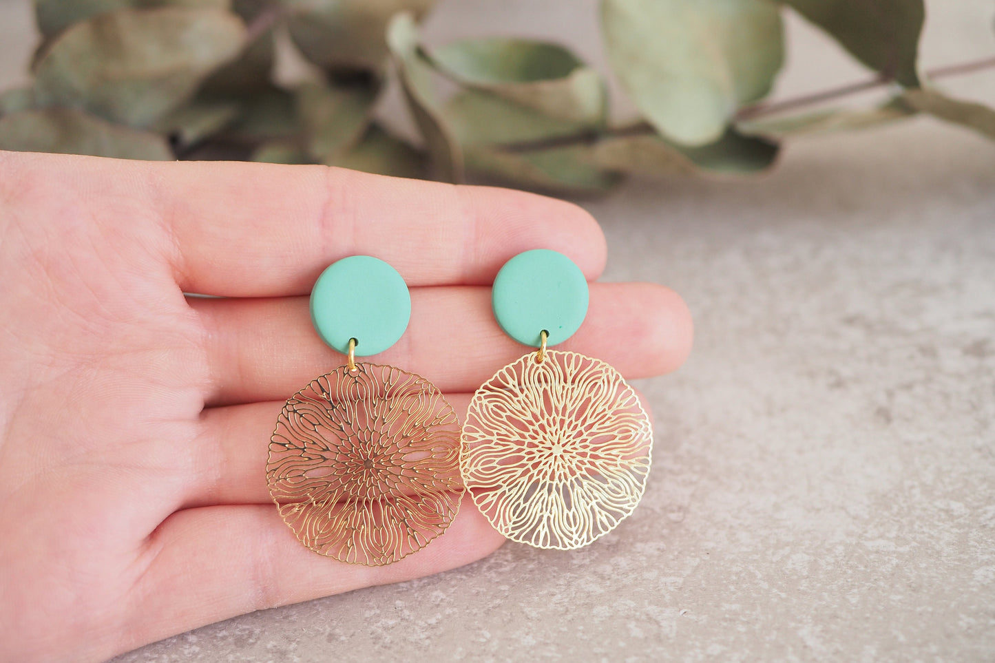 Handgefertigte Ohrringe mit filigranem Mandala Anhänger, Gold Spitze Yoga Ornament Ohrstecker