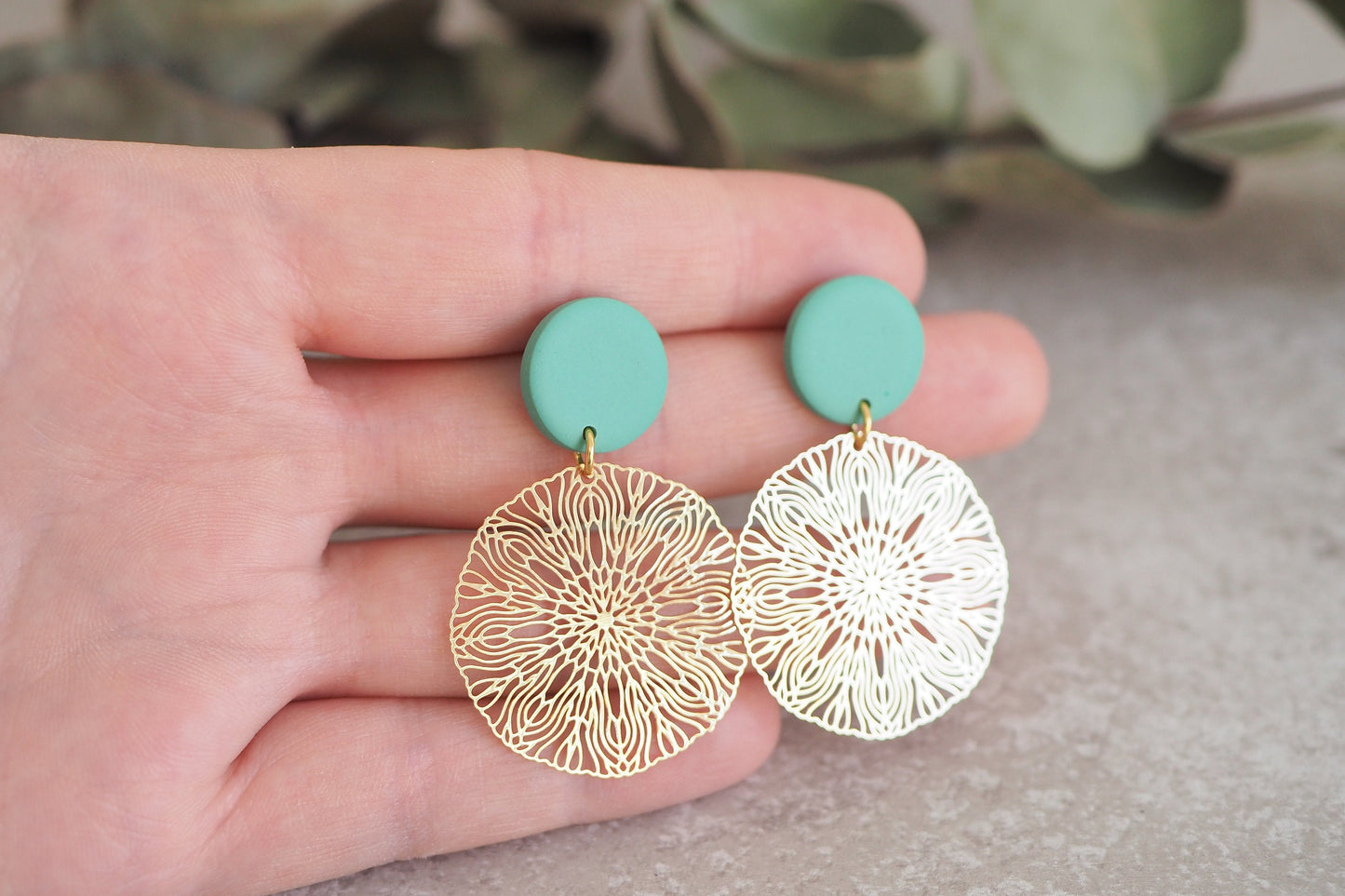 Handgefertigte Ohrringe mit filigranem Mandala Anhänger, Gold Spitze Yoga Ornament Ohrstecker
