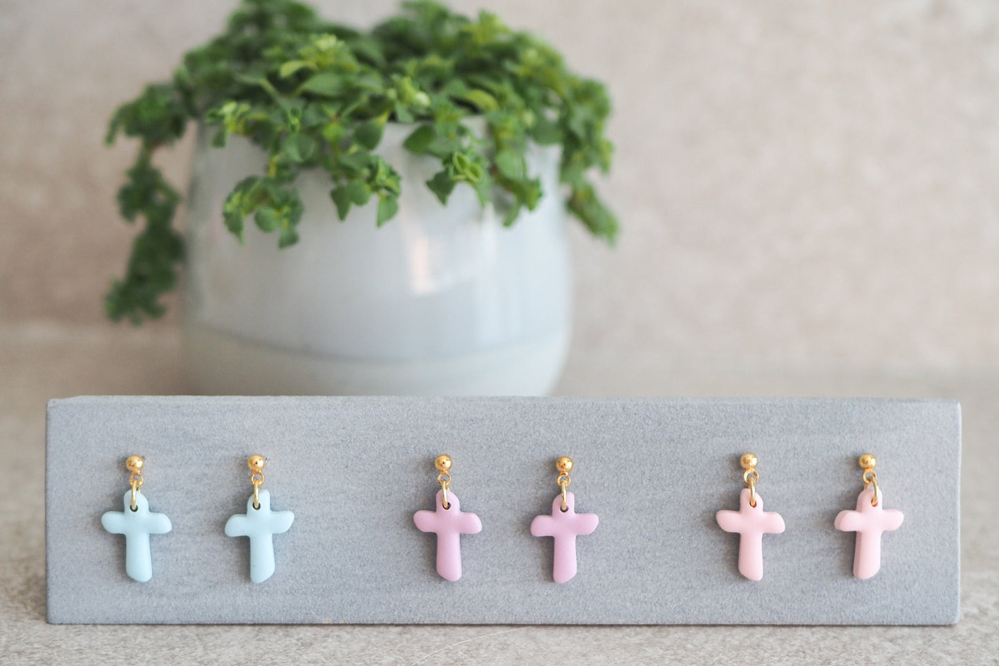 Ohrstecker mit Kreuz, schlichte handgefertigte Ohrringe, Geschenk zur Kommunion oder Konfirmation für Mädchen in Pastellfarben