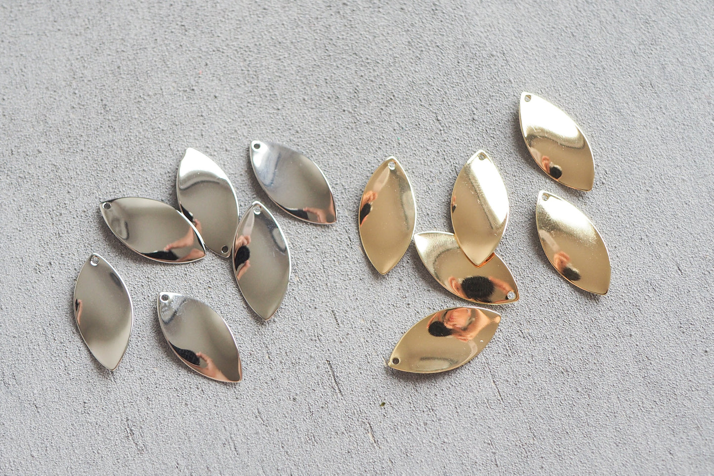 10 gebogene Anhänger, 18 Karat echt vergoldet o. platiniert, spitze Tropfen Horseeye Oval, Schmuckzubehör