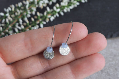 Creolen mit Plättchen Anhänger und Glasschliffperlen, silber platiniert, verschiedenen Farben, schlicht reduziert modern minimalistisch Yoga