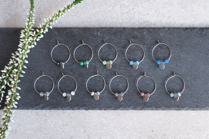 Creolen mit Plättchen Anhänger und Glasschliffperlen, silber platiniert, verschiedenen Farben, schlicht reduziert modern minimalistisch Yoga