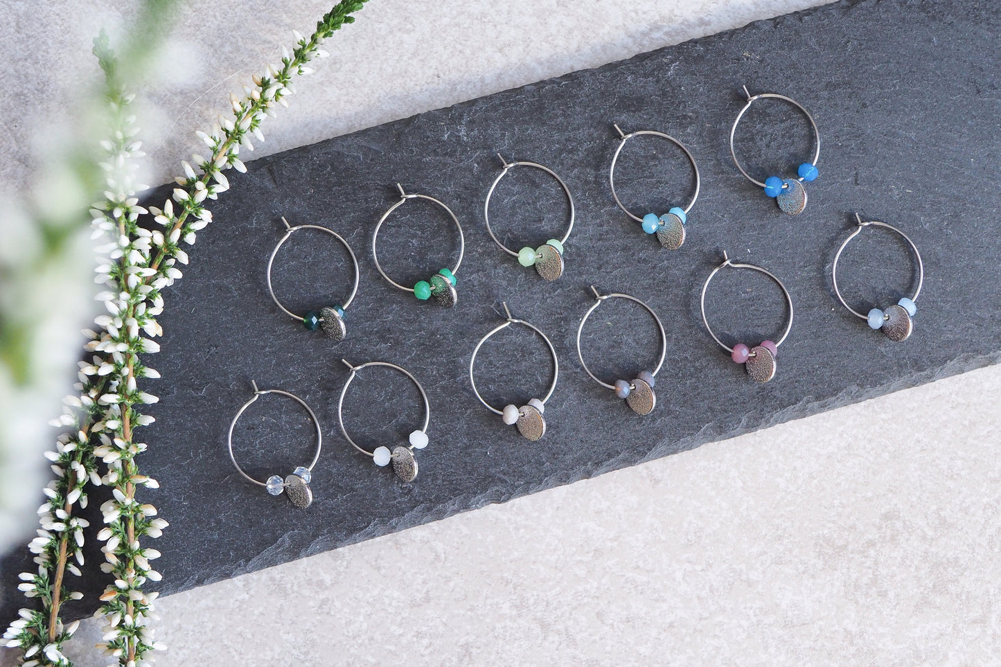 Creolen mit Plättchen Anhänger und Glasschliffperlen, silber platiniert, verschiedenen Farben, schlicht reduziert modern minimalistisch Yoga