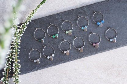 Creolen mit Plättchen Anhänger und Glasschliffperlen, silber platiniert, verschiedenen Farben, schlicht reduziert modern minimalistisch Yoga