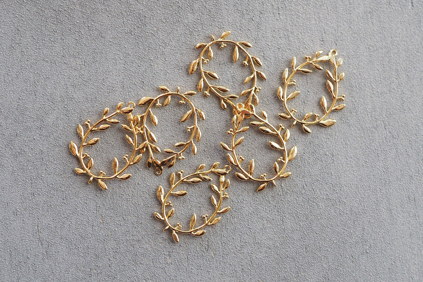 6 Blätterkranz Anhänger mit extra Öse, 28mm x 22mm, 18 Karat echt vergoldet, Zweige Blätter Beeren Ring Verbinder Schmuckzubehör
