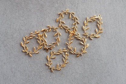 6 Blätterkranz Anhänger mit extra Öse, 28mm x 22mm, 18 Karat echt vergoldet, Zweige Blätter Beeren Ring Verbinder Schmuckzubehör