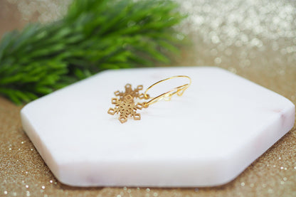 Vergoldete Creolen mit Schneeflocken Anhänger, Winterlicher weihnachtlicher Schmuck, Gold
