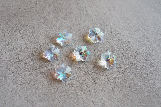 10 Schneeflocken Anhänger aus Glas, facettiert weiß gold bunt irisierend, 14mm x 12mm, Eis Stern Schnee Winter, Schmuckzubehör