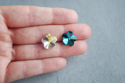 10 Blumen Anhänger aus Glas, 14mm x 14mm, facettiert mit silbernen Rückseiten, weiß gold lila pink orange blau grün, Schmuckzubehör