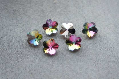 10 Blumen Anhänger aus Glas, 14mm x 14mm, facettiert mit silbernen Rückseiten, weiß gold lila pink orange blau grün, Schmuckzubehör