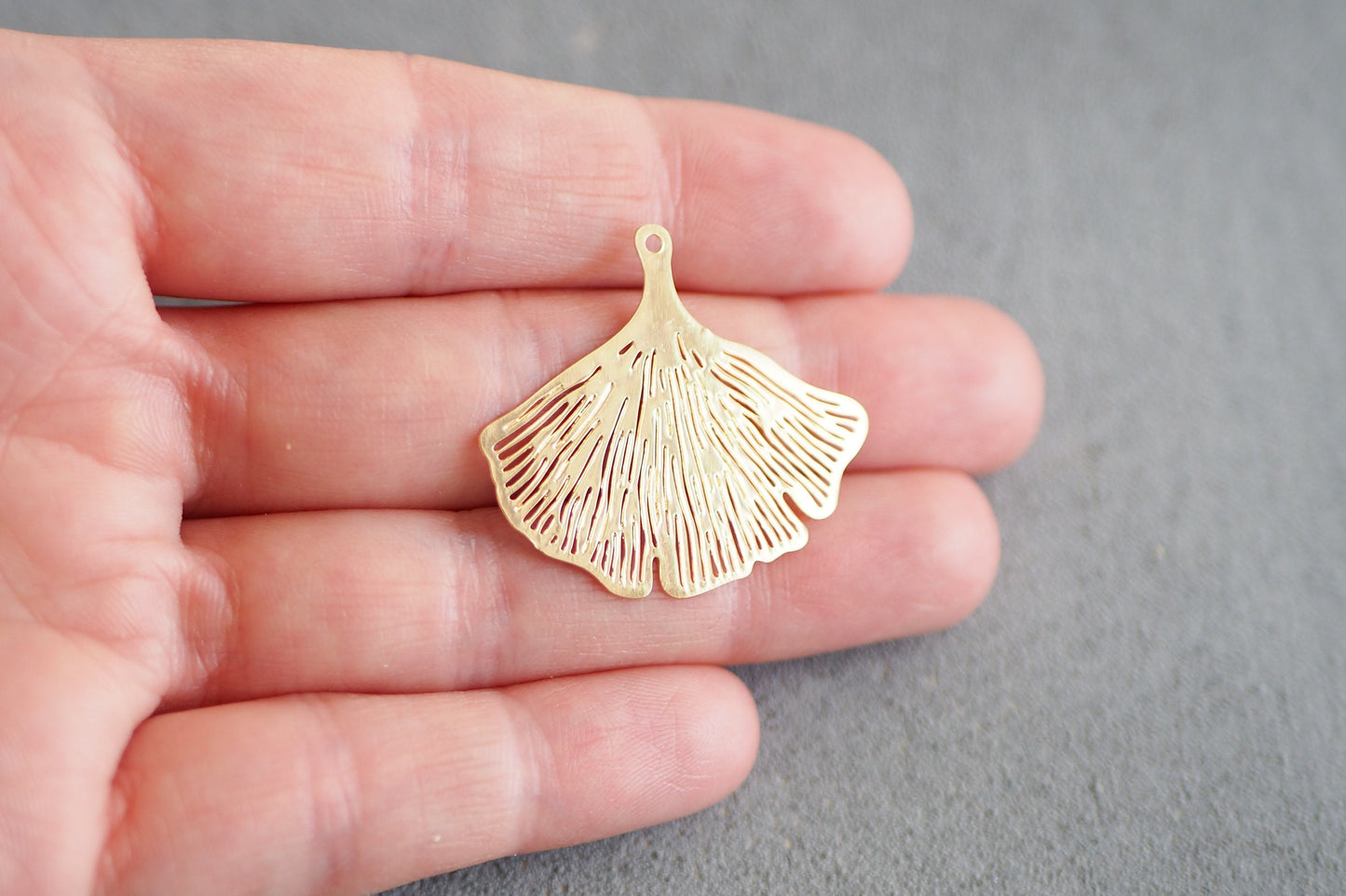 10 Ginkgo Blatt Anhänger aus Messing, 30mm in Gold, Silber oder Roségold, Ginko Baum Pflanze, Charm Schmuckzubehör